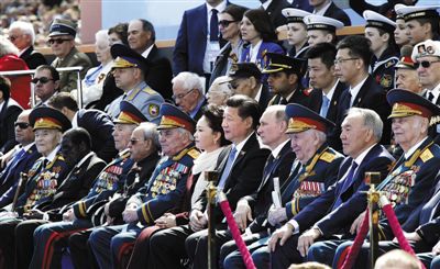 昨日，俄罗斯举行纪念卫国战争胜利70周年盛大庆典。国家主席习近平和来自世界约20个国家和地区及国际组织领导人出席庆典。新华社发