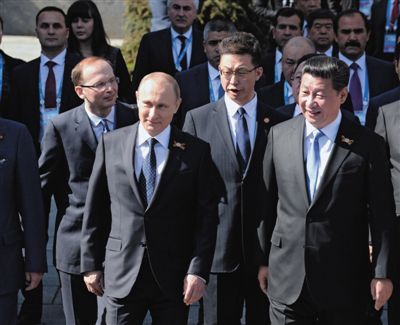 习近平主席在俄罗斯总统普京陪同下，同出席庆典的其他贵宾步行前往红场，出席阅兵仪式。图/AFP