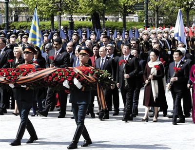 庆典结束后，习近平夫妇同其他代表团团长夫妇一起向无名烈士墓献花。
