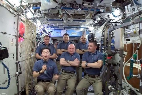 国际空间站宇航员庆祝空间站载人飞行15周年。