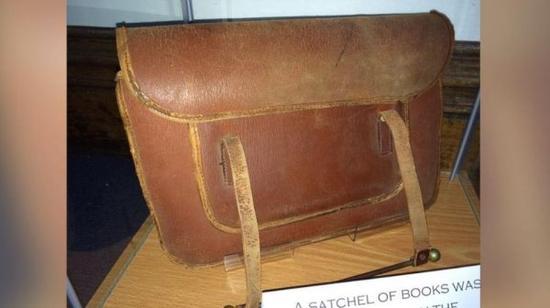 英国一名教师无意间在校园内，发现了有将近90年历史的书包。（图／翻摄自YahooNEWS）