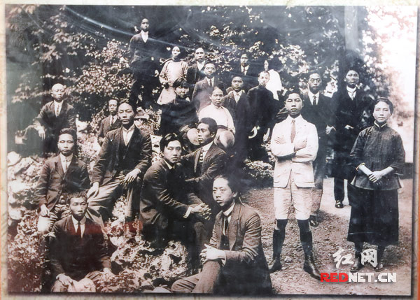1920年7月，留法的新民学会会员在法国蒙达尼聚会，讨论学会方针。经过5天激烈的讨论，一致赞同将学会方针确定为“改造中国与世界”。图为与会的新民学会会员合影。
