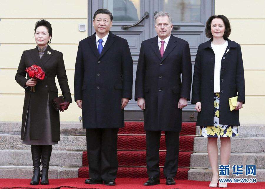 4月5日,国家主席习近平在赫尔辛基同芬兰总统尼尼斯托举行会谈。会谈前,习近平出席尼尼斯托在总统府庭院举行的隆重欢迎仪式。这是习近平和夫人彭丽媛同尼尼斯托和夫人豪吉欧在欢迎仪式上。新华社记者 兰红光 摄