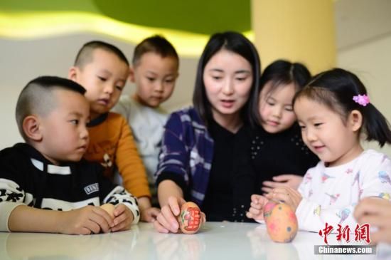 资料图：幼儿园内小朋友正在做游戏。中新社记者 刘文华 摄