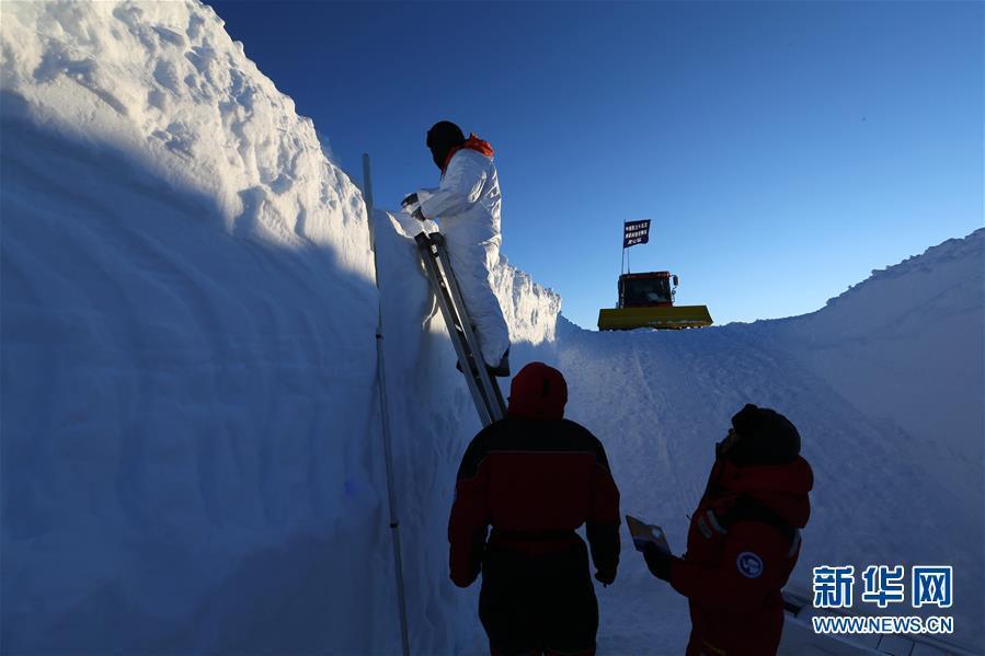 （“雪龙”探南极·图文互动）（2）特写：南极“白夜”采集雪坑样品记