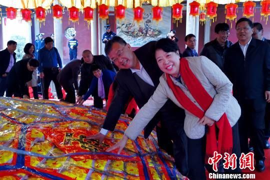  “乞龟”民俗在闽南地区流传已久，用手从头到尾摸遍“米龟”全身，祈求一年风调雨顺、幸福安康。　孙虹 摄 　　“乞龟”民俗在闽南地区流传已久，用手从头到尾摸遍“米龟”全身，祈求一年风调雨顺、幸福安康。　孙虹 摄 　　在闽南地区，龟崇拜
