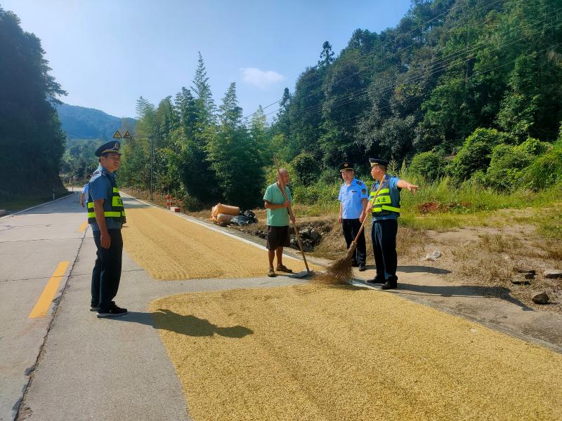 投稿：占道晾粮危险，公路部门及时制止.jpg