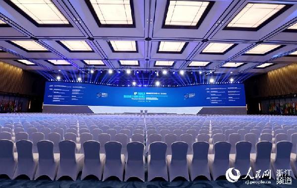 乌镇互联网国际会展中心乌镇厅，巨型屏幕已装配完成，已进入最后的调试。