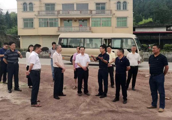 清流县委书记池芝发到兴泉铁路(清流龙津段,嵩溪段)建设项目现场开展