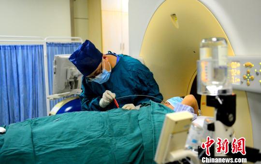 中国科学家率先研发“冰火双刀”治疗癌瘤