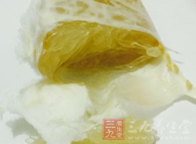 多吃些水果，如柚子、梨：性寒味微酸，除能清热外，其特点是能清润肺