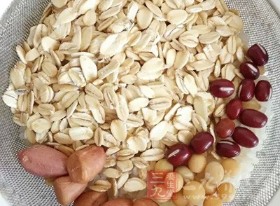 燕麦中含有丰富的β葡聚糖和膳食纤维