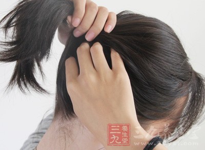 指甲长了以后很容易划伤皮肤