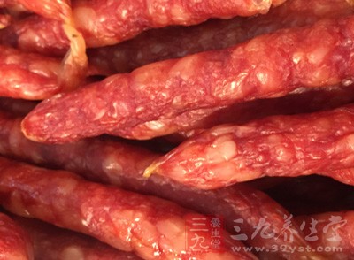 加工肉制品含盐高，吃得太咸会导致胃黏膜屏障的慢性损伤