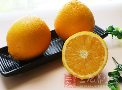 橙子、橘子、柠檬、葡萄柚等柑橘类水果中，含有丰富的生物类黄酮