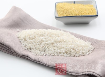 糙米在煮饭前用温水浸泡 糙米在煮饭前用温水浸泡