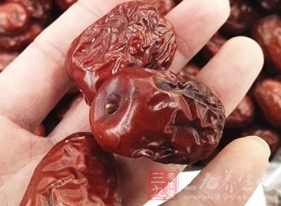 选红枣10颗,黑木耳15克,冰糖适量 选红枣10颗,黑木耳15克,冰糖适量
