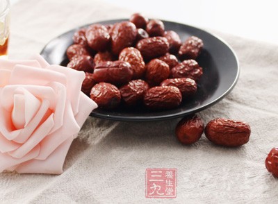 原料有红枣、粳米、当归和白糖 原料有红枣、粳米、当归和白糖