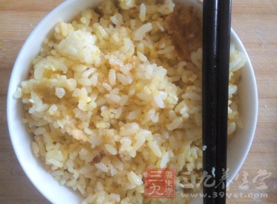 明智的办法就是进食一些温和食物，比如白米饭