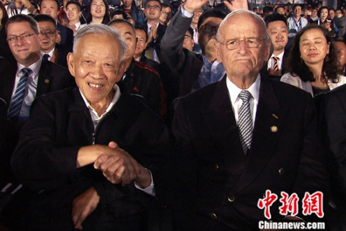 81岁高龄的原中国第一汽车厂厂长耿昭杰与90岁高龄的德国大众前董事长哈恩博士25年后再次握手