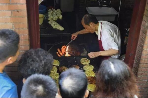 阿大葱油饼店 图片来源于网络